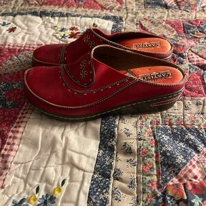 L’Artiste Red Leather Clogs w/ Embroidery(measurements shown)